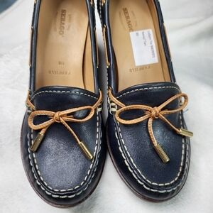 Sabago Healed Leather Shoes. Size 6B. Made in Brazil.